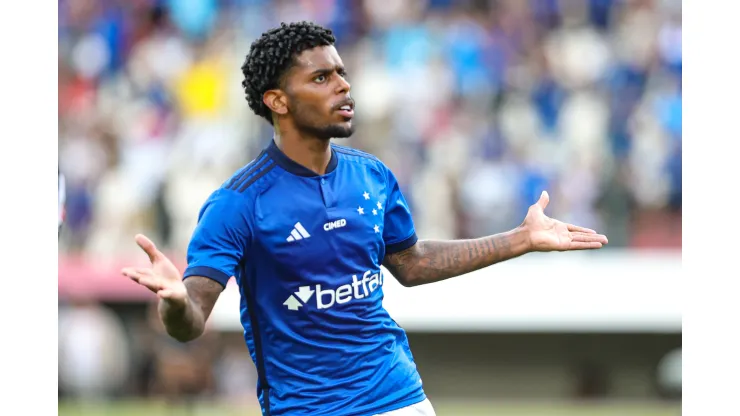 Wesley Gasolina jogador do Cruzeiro comemora seu gol durante partida contra o Athletic Club no estadio Arena do Jacare pelo campeonato Mineiro 2024. Gilson Lobo/AGIF
