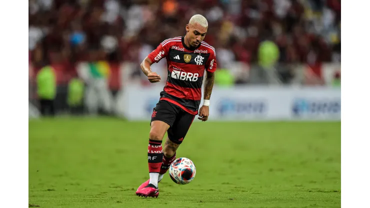 Foto: Thiago Ribeiro/AGIF - Matheuzinho tem situação atualizada no Botafogo.
