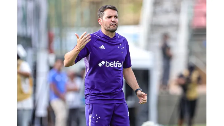 Nicolas Larcamon tecnico do Cruzeiro durante partida contra o Athletic Club no estadio Arena do Jacare pelo campeonato Mineiro 2024. Gilson Lobo/AGIF
