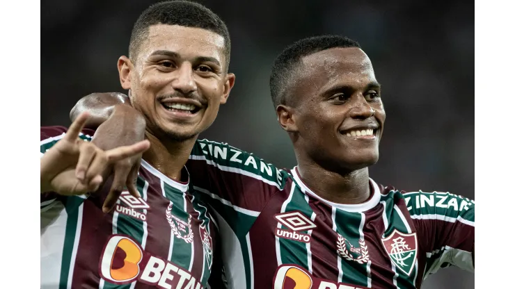 Jhon Arias jogador do Fluminense comemora seu gol com André jogador da sua equipe durante partida contra o Oriente Petrolero no estádio Maracanã pelo campeonato Copa Sul-Americana 2022. Foto: Jorge Rodrigues/AGIF
