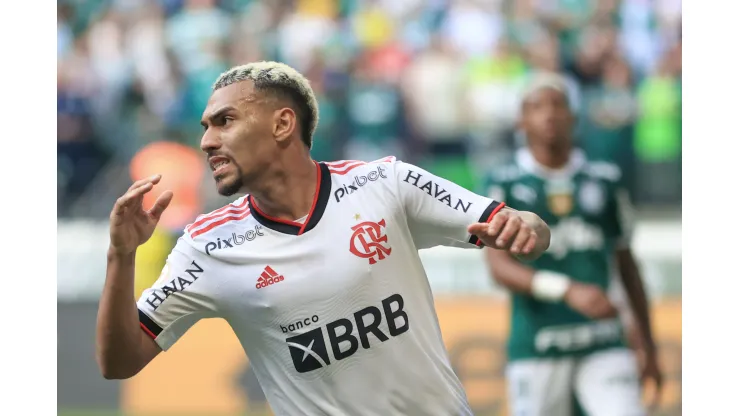 Foto: Marcello Zambrana/AGIF - Flamengo toma decisão importante sobre Matheuzinho.
