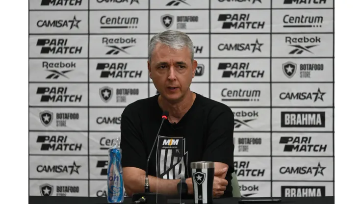 Tiago Nunes, técnico do Botafogo durante partida contra o Nova Iguaçu no estádio Bezerrão pelo campeonato Carioca 2024. Foto: Helio Montferre/AGIF
