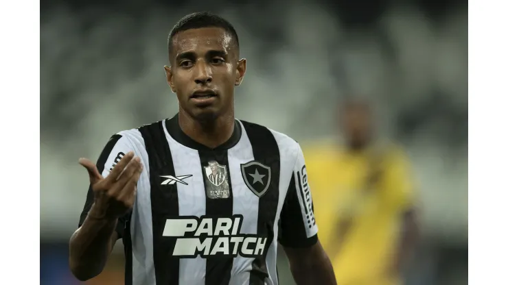 Victor Sá jogador do Botafogo durante partida contra o Madureira no estadio Engenhao pelo campeonato Carioca 2024. Foto: Jorge Rodrigues/AGIF
