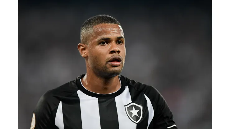 RJ - RIO DE JANEIRO - 10/06/2023 - BRASILEIRO A 2023, BOTAFOGO X FORTALEZA - Junior Santos jogador do Botafogo durante partida contra o Fortaleza no estadio Engenhao pelo campeonato BRASILEIRO A 2023. Foto: Thiago Ribeiro/AGIF
