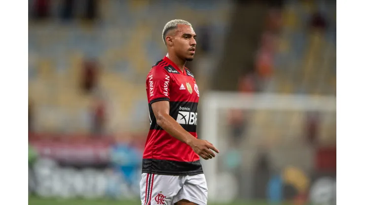 Foto: Thiago Ribeiro/AGIF - Matheuzinho tem situação atualizada no Corinthians.
