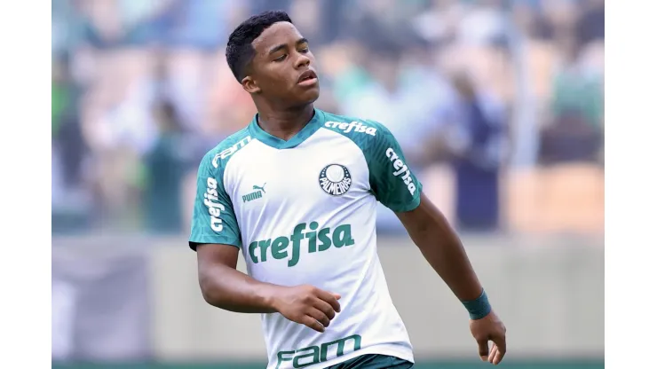 SP - BARUERI - 08/10/2023 - BRASILEIRO A 2023, PALMEIRAS X SANTOS - Endrick jogador do Palmeiras durante aquecimento antes da partida contra o Santos no estadio Arena Barueri pelo campeonato Brasileiro A 2023. Foto: Marcello Zambrana/AGIF
