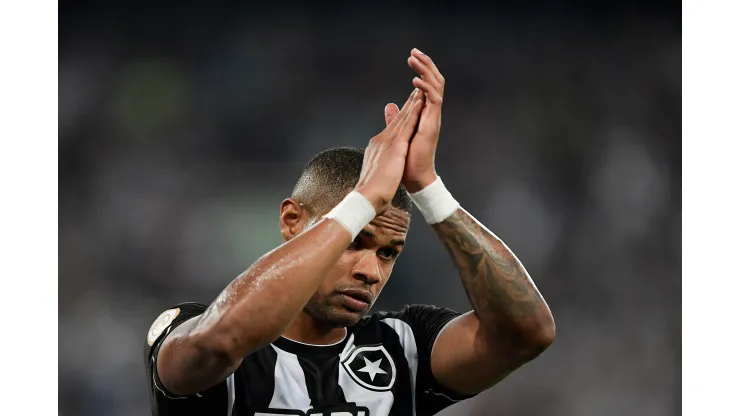 RJ - RIO DE JANEIRO - 10/06/2023 - BRASILEIRO A 2023, BOTAFOGO X FORTALEZA - Junior Santos jogador do Botafogo durante partida contra o Fortaleza no estadio Engenhao pelo campeonato BRASILEIRO A 2023. Foto: Thiago Ribeiro/AGIF
