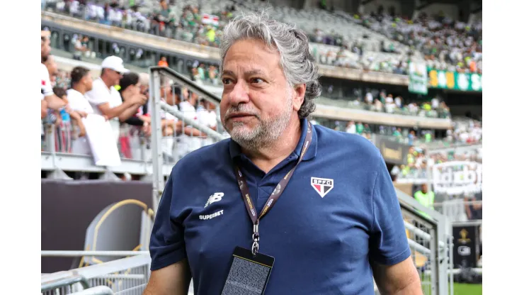 Julio Casares acusa o Santos por ‘pressionar’ arbitragem que prejudicou o São Paulo. Gilson Lobo/AGIF
