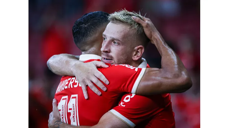 Pedro Henrique jogador do Internacional comemora seu gol com Wanderson jogador da sua equipe durante partida contra o Caxias no estadio Beira-Rio pelo campeonato Gaucho 2023. Foto: Maxi Franzoi/AGIF
