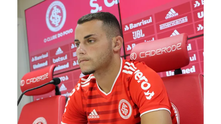 Foto : Divulgação/Internacional - Bruno Gomes celebra acerto com o Internacional.
