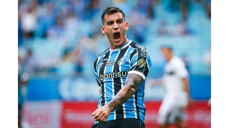 Franco Cristaldo jogador do Gremio comemora seu gol durante partida contra o Santa Cruz-RS no estadio Arena do Gremio pelo campeonato Gaucho 2024. Foto: Maxi Franzoi/AGIF
