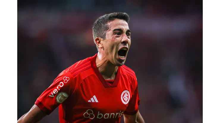 Carlos De Pena jogador do Internacional comemora seu gol durante partida contra o Goias no estadio Beira-Rio pelo campeonato BRASILEIRO A 2023. Foto: Maxi Franzoi/AGIF
