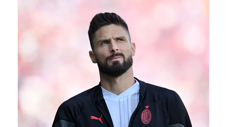 Olivier Giroud indo para o banco durante partida do Milan. (Foto Alessandro Sabattini/Getty Images)
