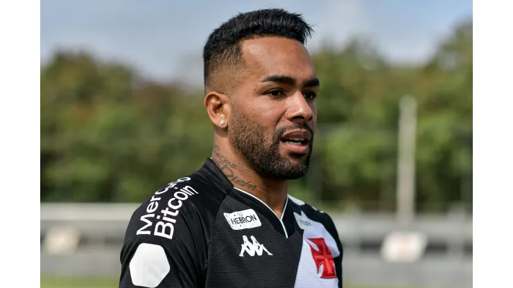 Alex Teixeira posa para fotos durante sua apresentacao oficial como jogador do Vasco em coletiva de imprensa realizada no CT Moacyr Barbosa. Foto: Thiago Ribeiro/AGIF
