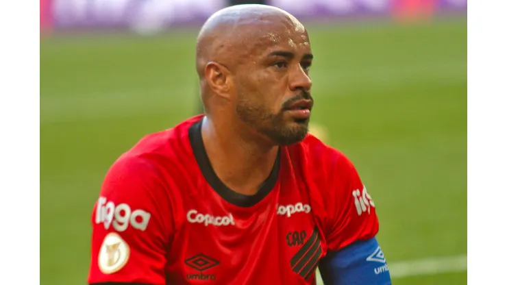 Thiago Heleno jogador do Athletico-PR durante partida contra o Corinthians no estadio Arena da Baixada pelo campeonato BRASILEIRO A 2023. Foto: Gabriel Machado/AGIF
