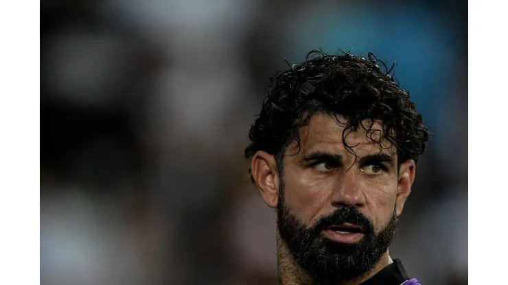 Diego Costa jogador do Botafogo durante aquecimento antes da partida contra o Defensa y Justicia no estadio Engenhao pelo campeonato Copa Sul-Americana 2023. Foto: Thiago Ribeiro/AGIF
