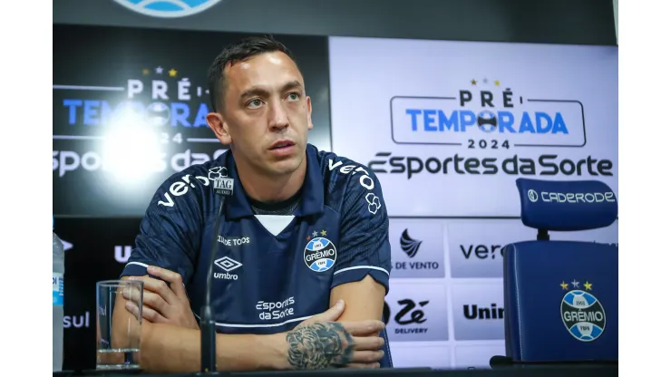 Vice-presidente de futebol Antonio Brum, apresenta o goleiro Marchesin como novo reforço do Gremio para a temporada 2024. FOTO: LUCAS UEBEL/GREMIO FBPA
