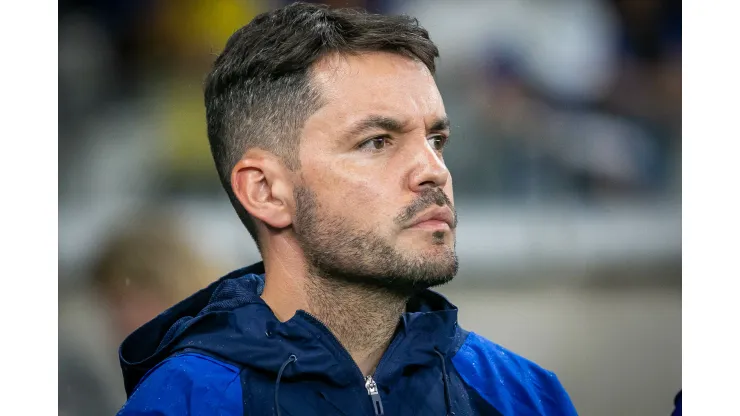 Nicolas Larcamon técnico do Cruzeiro durante partida contra o America-MG no estadio Mineirao pelo campeonato Mineiro 2024. Foto: Fernando Moreno/AGIF
