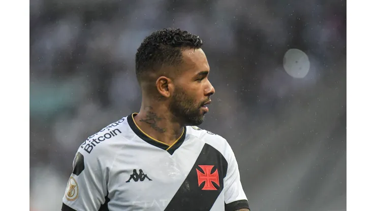 Foto: Thiago Ribeiro/AGIF - Alex Teixeira no Vasco em 2023
