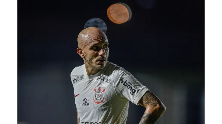 Foto: Thiago Ribeiro/AGIF - Fábio Santos, agora ex-jogador, durante uma partida contra o Vasco no Campeonato Brasileiro de 2023.
