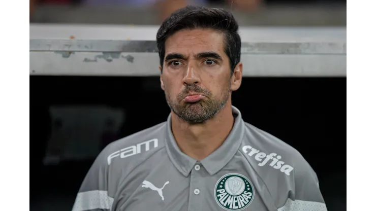 Foto: Thiago Ribeiro/AGIF - Abel Ferreira durante uma partida do Palmeiras no Campeonato Brasileiro de 2023.
