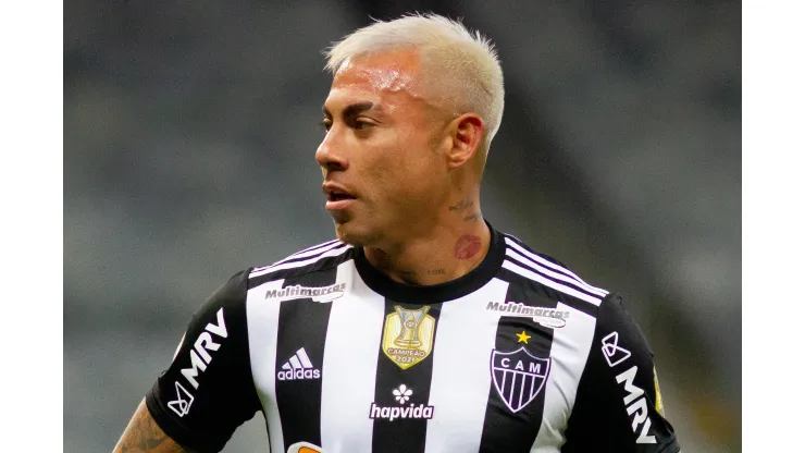 Foto: Fernando Moreno/AGIF - Eduardo Vargas em ação pelo Atlético no Campeonato Brasileiro de 2022.
