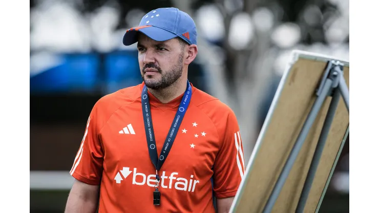 Foto: Gustavo Aleixo/Cruzeiro - Larcamón em treinamento do Cruzeiro na Toca da Raposa na última quarta-feira (28).
