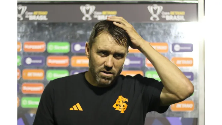  Eduardo Coudet técnico do Internacional (RS), durante a partida contra o Asa (AL) no estadio Coaracy da Mata Fonseca em Arapiraca (AL) pela copa do Brasil 2024, nesta quarta-feira (28). Foto: Marlon Costa/AGIF
