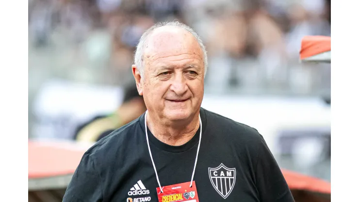 Foto: Fernando Moreno/AGIF - Felipão durante a partida contra o América-MG no Campeonato Brasileiro de 2023.
