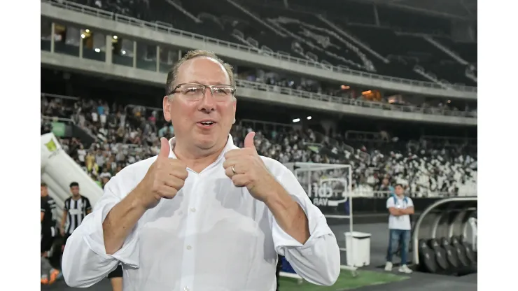 Textor, dono do Botafogo, ainda não abriu negociações com novo treinador - Foto: Thiago Ribeiro/AGIF
