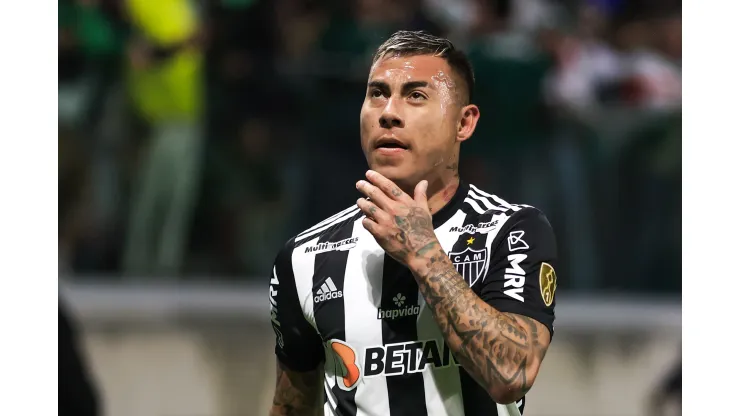 Foto: Marcello Zambrana/AGIF - Eduardo Vargas em ação pelo Atlético-MG na Libertadores de 2022 em partida contra o Palmeiras.
