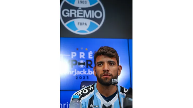 Apresentação do meio campista Pepe em novembro de 2022, hoje, a peça é contestada pela torcida do Grêmio. FOTO: LUCAS UEBEL/GREMIO FBPA
