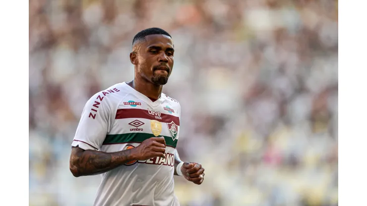 Douglas Costa começou a partida contra o Botafogo entre os titulares - Foto: Thiago Ribeiro/AGIF
