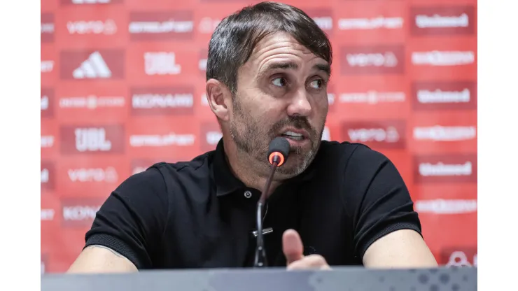 Eduardo Coudet tecnico do Internacional durante entrevista coletiva apos a partida contra o Athletico-PR no estadio Arena da Baixada pelo campeonato Brasileiro A 2023. Treinador perdeu um atacante. Foto: Robson Mafra/AGIF
