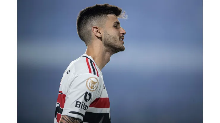 Lucas Beraldo jogador do Sao Paulo durante partida contra o Goias no estadio Serrinha pelo campeonato Brasileiro A 2023. Atleta está jogando bem no PSG. Foto: Isabela Azine/AGIF
