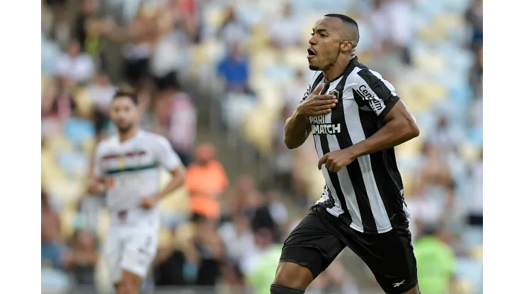 Marlon Freitas, ao marcar gol contra o Fluminense. Volante vem se destacando na temporada - Foto: Thiago Ribeiro/AGIF
