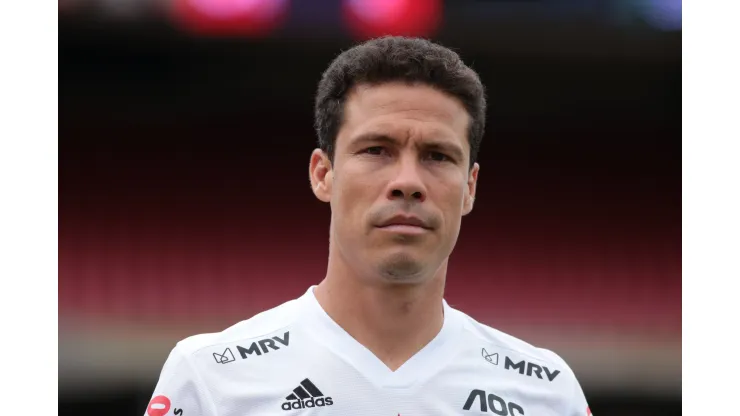 Hernanes rebate Leila Pereira na web.
