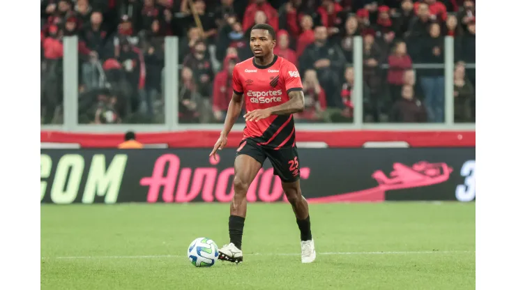 Foto: Robson Mafra/AGIF - Cacá durante partida contra o Fluminense no Campeonato Brasileiro de 2023.
