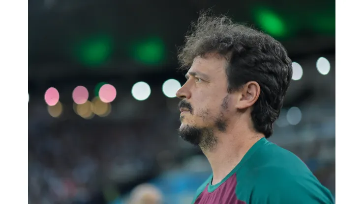 Foto: Thiago Ribeiro/AGIF - Fernando Diniz na partida contra o Coritiba no Campeonato Brasileiro de 2023.
