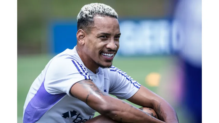 Foto: Gustavo Aleixo/Cruzeiro - Matheus Pereira durante treinamento do Cruzeiro na Toca da Raposa.
