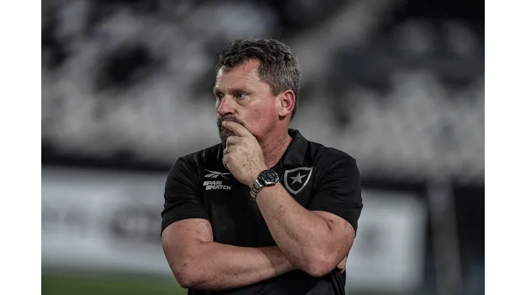 Fábio Matias está invicto a frente do Botafogo. Treinador vem ganhando elogios dos jogadores - Foto: Thiago Ribeiro/AGIF
