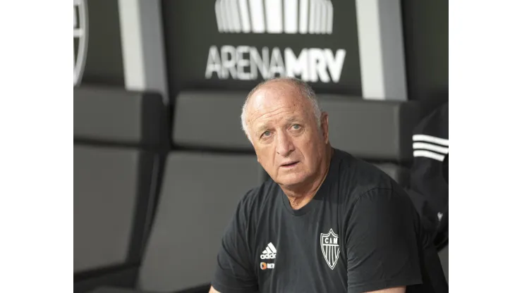 Foto: Alessandra Torres/AGIF - Felipão durante o confronto contra o Fluminense no Brasileiro de 2023 no dia 28 de outubro.
