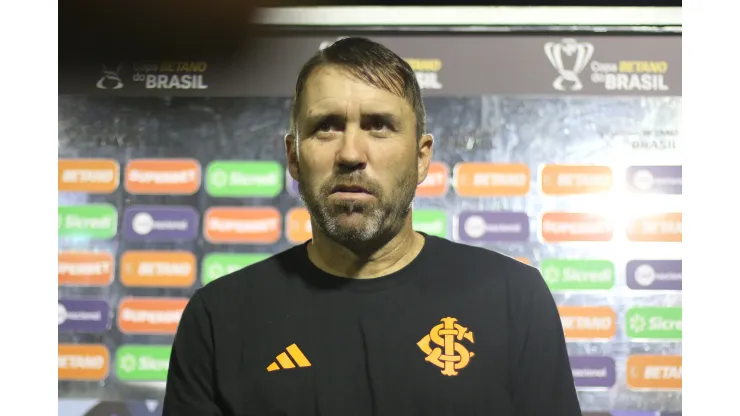 Foto: Marlon Costa/AGIF - Eduardo Coudet durante a partida contra o ASA na Copa do Brasil.
