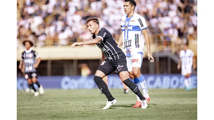 Ryan foi titular neste domingo, contra o Água Santa. O volante só atuou o primeiro tempo - Foto: Leonardo Lima/AGIF
