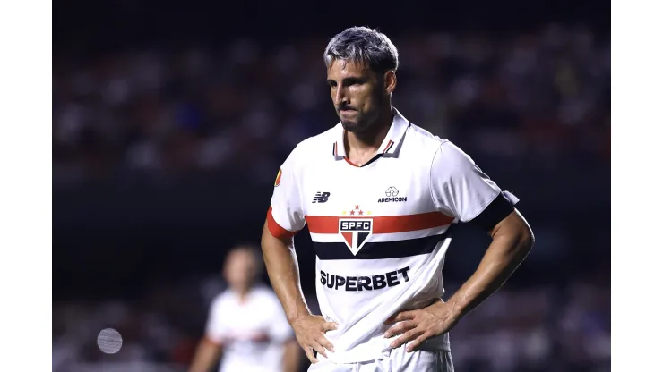 Após ser substituído por dor, Calleri pode ser desfalque em próximo jogo do São Paulo. Marcello Zambrana/AGIF
