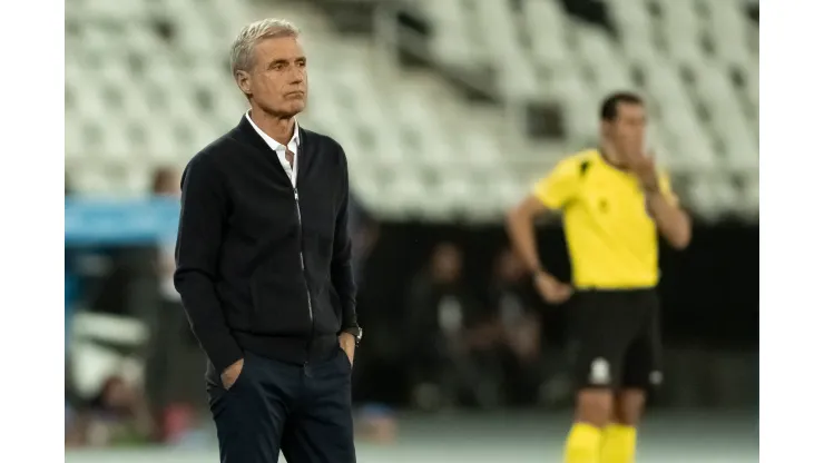 Luís Castro, quando ainda comandava o Botafogo. Treinador vem balançando no cargo na Arábia - Foto: Jorge Rodrigues/AGIF
