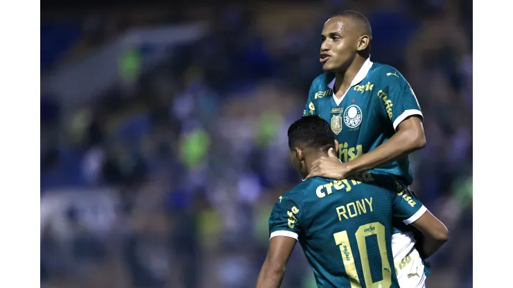 Jhon Jhon e Rony comemoram gol durante partida contra o Ituano no estadio Arena Barueri pelo campeonato Paulista 2024. Meia passou a ser banco do time. Foto: Marcello Zambrana/AGIF
