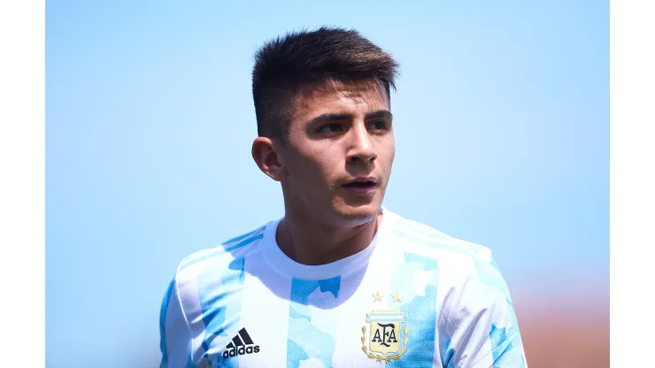 Thiago Almada of Argentina U23 looks on during a Friendly International Match between Denmark and Argentina on June 08, 2021 in Marbella, Spain. Atleta não deve ser contratado. (Photo by Fran Santiago/Getty Images)
