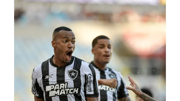 Marlon Freitas jogador do Botafogo comemora seu gol durante partida contra o Fluminense no estadio Maracana pelo campeonato Carioca 2024. Atleta pode chegar na Colina. Foto: Thiago Ribeiro/AGIF
