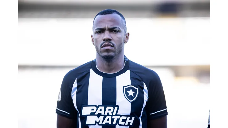 Marlon Freitas jogador do Botafogo durante partida contra o Santos no estadio Vila Belmiro pelo campeonato Brasileiro A 2023. Camisa 17 pode estar deixando o clube. Foto: Abner Dourado/AGIF
